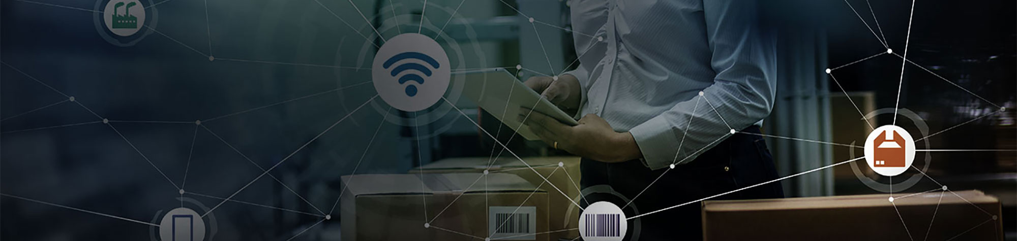 PJM RFID donanımını kullanan depo çalışanı